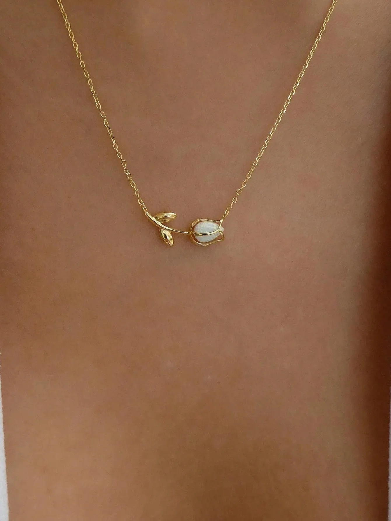 Rhinestone Detail Tulip Design Necklace Creative Necklace for Women Fashion